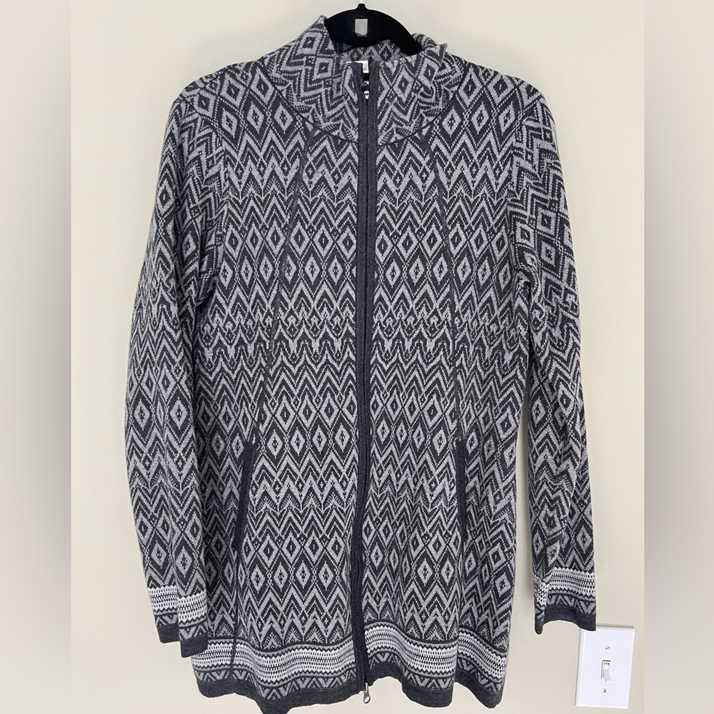 Max Studio Black and Gray geometric Patterned long zipper Sweater